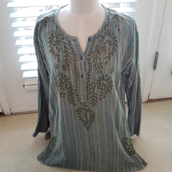 Embroidered green shirt - Picture 3 of 3